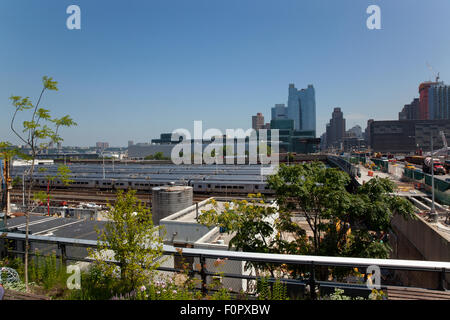 Stati Uniti d'America, nello Stato di New York, New York City, Manhattan, vista sul lato ovest di cantiere ferroviario dalla linea alta parco pubblico su eleva in disuso Foto Stock