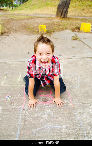 Carino ragazzo giocando campana Foto Stock