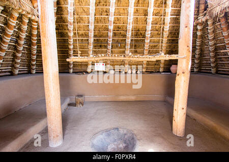 Giappone, Yoshinogari iron age Historical Park. Sud villaggio ricostruito periodo Yayoi pit-abitazione. Interno mostra tino e la costruzione del tetto. Foto Stock