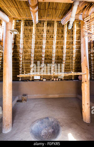 Giappone, Yoshinogari iron age Historical Park. Sud villaggio ricostruito periodo Yayoi pit-abitazione. Interno mostra tino e la costruzione del tetto. Foto Stock