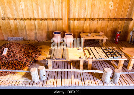 Giappone, Yoshinogari Historical Park. Kura-a-Ichi, interni di Yayoi età del ferro ricostruito storehouse, mostrando grano immagazzinato e vasi di creta. Foto Stock