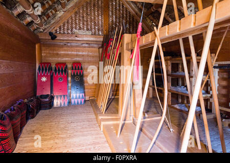 Giappone, Yoshinogari Historical Park. Kura-a-Ichi, Yayoi magazzino ricostruito, interno. Armeria con scudi e lance e altre armi. Foto Stock