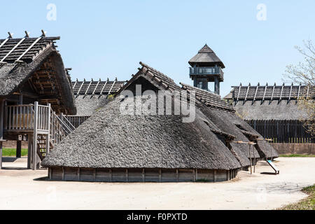 Giappone, Yoshinogari iron age Historical Park. Il ricostruito Kura-a-Ichi, area di mercato con magazzini sollevata e una fossa tipica casa di abitazione. Foto Stock