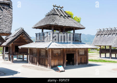 Giappone, Yoshinogari iron age Historical Park. Ricostruito Kura-a-Ichi, Yayoi insediamento. Punto d'incontro centrale piccola hall con torre campanaria. Foto Stock