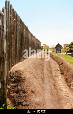 Giappone, Yoshinogari iron age Historical Park. Yayoi ricostruito enclosure. In legno esterna gioco parete difensiva con piroga fosso. Foto Stock