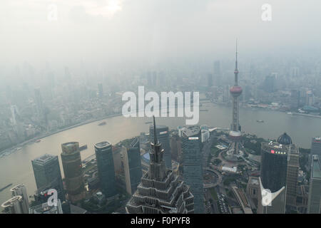 Shanghai, Shanghai, CHN. 18 Agosto, 2015. Shanghai, Cina - 18 agosto 2015: (solo uso editoriale. Cina OUTï¼‰viste di Lujiazui e il Bund da Shanghai Global Financial Center centesimo piano. © SIPA Asia/ZUMA filo/Alamy Live News Foto Stock