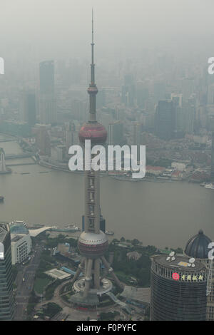 Shanghai, Shanghai, CHN. 18 Agosto, 2015. Shanghai, Cina - 18 agosto 2015: (solo uso editoriale. Cina OUTï¼‰viste di Lujiazui e il Bund da Shanghai Global Financial Center centesimo piano. © SIPA Asia/ZUMA filo/Alamy Live News Foto Stock