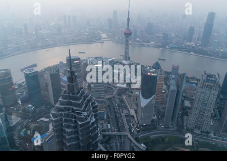 Shanghai, Shanghai, CHN. 18 Agosto, 2015. Shanghai, Cina - 18 agosto 2015: (solo uso editoriale. Cina OUTï¼‰viste di Lujiazui e il Bund da Shanghai Global Financial Center centesimo piano. © SIPA Asia/ZUMA filo/Alamy Live News Foto Stock