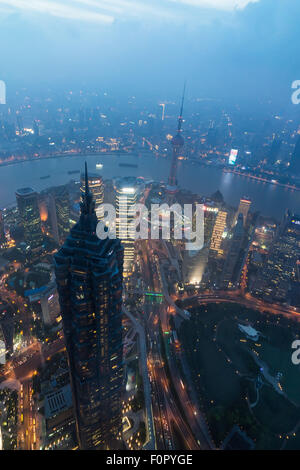 Shanghai, Shanghai, CHN. 18 Agosto, 2015. Shanghai, Cina - 18 agosto 2015: (solo uso editoriale. Cina OUTï¼‰viste di Lujiazui e il Bund da Shanghai Global Financial Center centesimo piano. © SIPA Asia/ZUMA filo/Alamy Live News Foto Stock