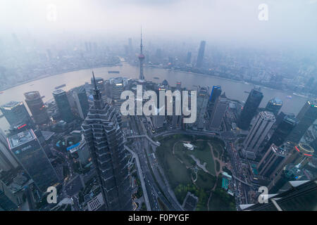 Shanghai, Shanghai, CHN. 18 Agosto, 2015. Shanghai, Cina - 18 agosto 2015: (solo uso editoriale. Cina OUTï¼‰viste di Lujiazui e il Bund da Shanghai Global Financial Center centesimo piano. © SIPA Asia/ZUMA filo/Alamy Live News Foto Stock