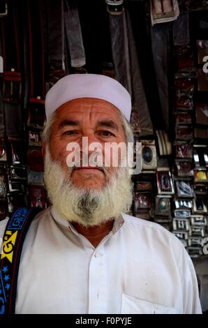 Ritratto di Pashtun pakistani che pongono l uomo al di fuori del negozio di cinghia Imperatrice Market Karachi Foto Stock