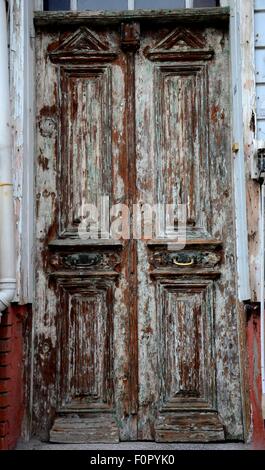 Età weathered portoni in legno con vernice di pelatura Foto Stock