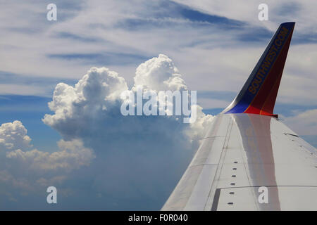 Phoenix, AZ, Stati Uniti d'America. Il 20 luglio, 2015. Luglio 20, 2015 - Phoenix, AZ, Stati Uniti d'America - un temporale è visto al di fuori di un Southwest Airlines jet. © KC Alfred/ZUMA filo/Alamy Live News Foto Stock