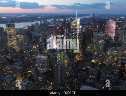 New York, NY, STATI UNITI D'AMERICA. Il 24 luglio, 2015. Luglio 24, 2015 - New York New York, Stati Uniti d'America - edifici nella zona di Times Square di New York sono mostrati dall'Empire State Building. © KC Alfred/ZUMA filo/Alamy Live News Foto Stock