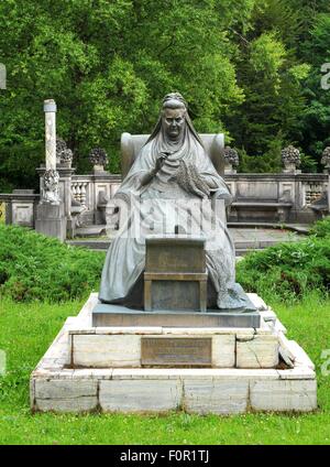 Sinaia, Romania - 25 giugno 2015. Dettaglio della Regina Maria statua sulla terra il dominio di Peles proprio da Regele Mihai (King Michael) Foto Stock