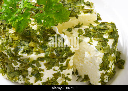 Formaggio fresco rivestito in erba cipollina e aglio Foto Stock