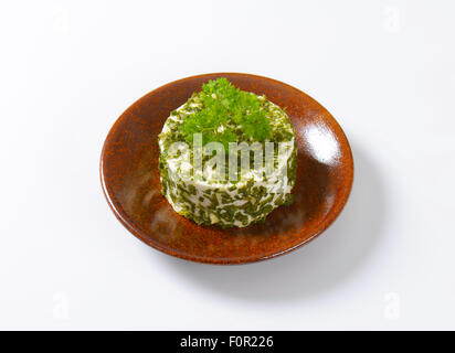Formaggio fresco rivestito in erba cipollina e aglio Foto Stock