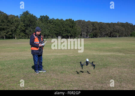 Drone telecamera prendendo il largo con operatore drone in shot Foto Stock