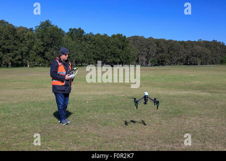 Drone telecamera prendendo il largo con operatore drone in shot Foto Stock