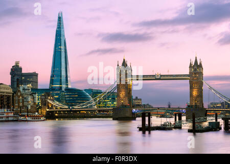 Londra, il Tower Bridge e Shard London Bridge al tramonto Foto Stock