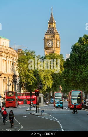 Londra, il Big Ben e Whitehall da Trafalgar Square Foto Stock