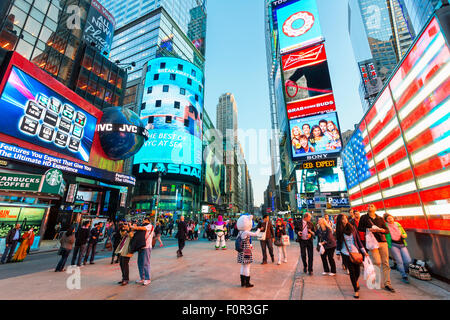 La città di New York Times Square di notte Foto Stock