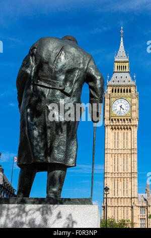 Londra, il Big Ben e la statua di Winston Churchill Foto Stock