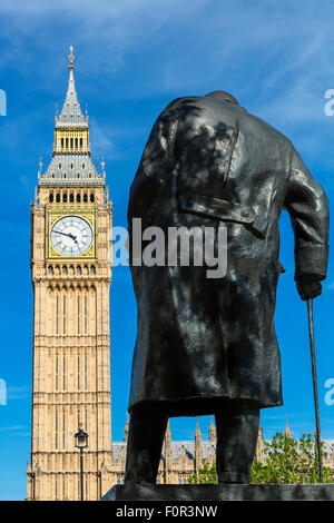Londra, il Big Ben e la statua di Winston Churchill Foto Stock