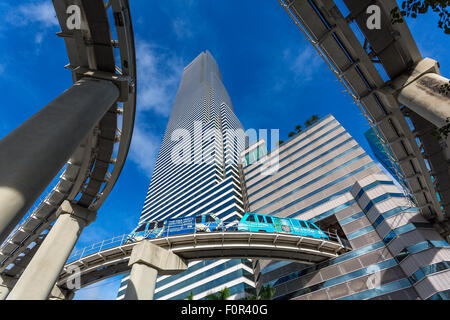 Metrorail e Torre di Miami, il centro cittadino di Miami. Foto Stock