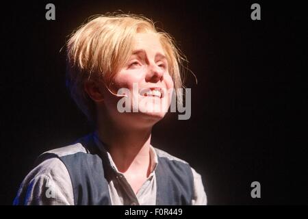 Amburgo, Germania. 19 Ago, 2015. L'attrice Carolin Waltsgott come "Oliver Twist" esegue sul palco durante le prove fotografiche per la famiglia musical "Oliver Twist" ad Amburgo, Germania, 19 agosto 2015. Le prime esecuzioni di brani musicali su 22 Agosto 2015 nel Harburger teatro. Foto: Markus Scholz/dpa/Alamy Live News Foto Stock