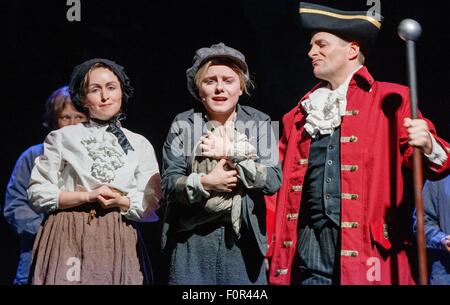 Amburgo, Germania. 19 Ago, 2015. Attrici Alexandra Kurzeja (fila anteriore l-r), Carolin Waltsgott come "Oliver Twist" e attore Steve Alex eseguire sul palco durante le prove fotografiche per la famiglia musical "Oliver Twist" ad Amburgo, Germania, 19 agosto 2015. Le prime esecuzioni di brani musicali su 22 Agosto 2015 nel Harburger teatro. Foto: Markus Scholz/dpa/Alamy Live News Foto Stock