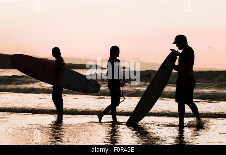 Las Palmas de Gran Canaria, Isole Canarie, Spagna. 19 Ago, 2015. Meteo: Surfers al tramonto quando il sole scende fino alla fine di un glorioso giorno sulla spiaggia di Las Canteras a Las Palmas, la capitale di Gran Canaria. Credito: Alan Dawson News/Alamy Live News Foto Stock