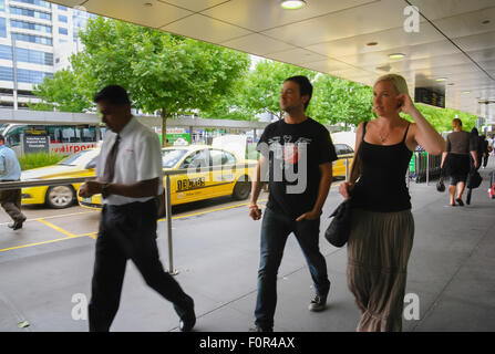 Persone che passano attraverso il terminal arrivi dell'Aeroporto di Melbourne. Foto Stock