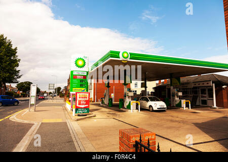 Stazione di benzina BP, British Petroleum pompe per gas e gasolio e il piazzale antistante lady riempimento car REGNO UNITO Inghilterra Foto Stock