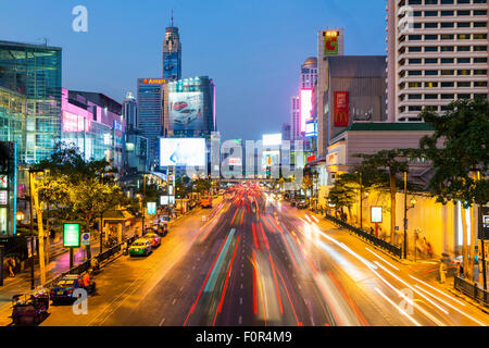 Thailandia, Bangkok, il traffico su strada Ratchadamri Foto Stock