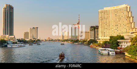 Thailandia, Bangkok, il traffico sul Fiume Chao Phraya Foto Stock