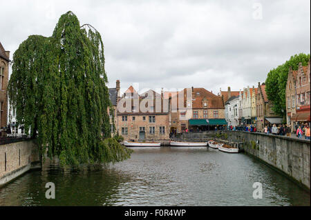 Tipica scena del canale nel centro di Bruges, Belgio Foto Stock