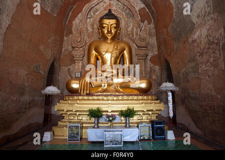 Seduto Budda dorati, statua del Buddha, Tempio di Ananda, Bagan, Mandalay Division, Myanmar Foto Stock