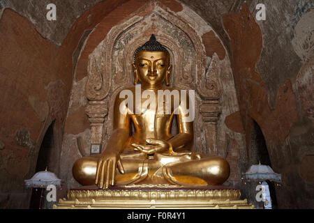 Seduto Budda dorati, statua del Buddha, Tempio di Ananda, Bagan, Mandalay Division, Myanmar Foto Stock