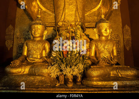 Due seduti dorare statue di Buddha, Tempio di Ananda, Bagan, Mandalay Division, Myanmar Foto Stock