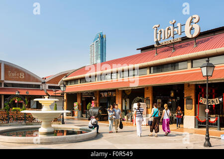 La gente acquista presso Asiatique il lungofiume. Quale è il più recente Bangkok mercato notturno, aperto nel Maggio 2012 Foto Stock