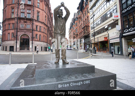 La Brian Clough statua si erge con orgoglio nel centro citta' di Nottingham nei pressi della Piazza del Mercato Vecchio, Nottingham, Inghilterra, Regno Unito Foto Stock