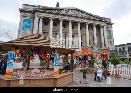 Nottingham Riviera, artificiale temporaneo spiaggia urbana nella piazza del vecchio mercato, Nottingham City Centre Regno Unito Foto Stock