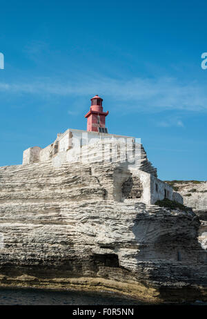 Faro sulla scogliera di gesso, Bonifacio, Corsica, Francia Foto Stock