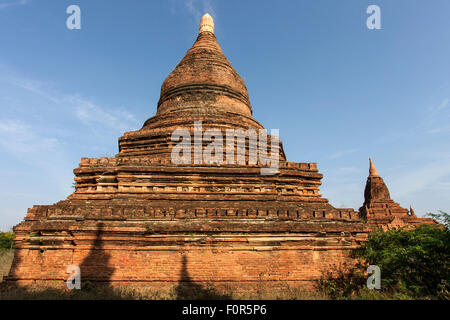 Vecchia pagoda in mattoni, Bagan, Mandalay Division, Myanmar Foto Stock