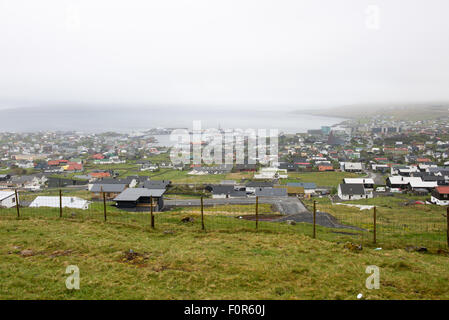 Panorama di Torshavn sulle Isole Faerøer come visto dalla montagna circostante Foto Stock