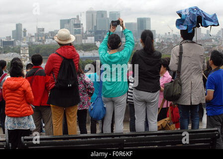 Londra, Regno Unito. 20 agosto 2015. I turisti prendere in vista di un grigio a Canary Wharf. Credito: JOHNNY ARMSTEAD/Alamy Live News Foto Stock