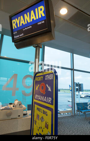 Ryanair area check-in, l'aeroporto di Stansted, Londra, Regno Unito Foto Stock