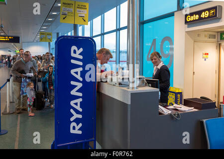 Ryanair area check-in, l'aeroporto di Stansted, Londra, Regno Unito Foto Stock