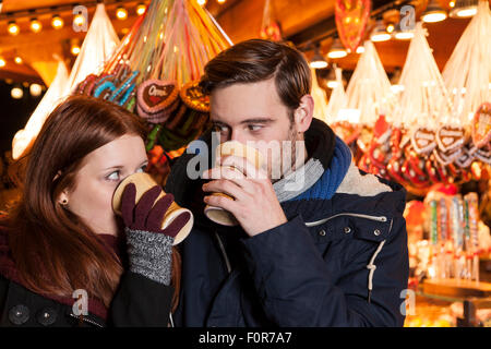 Coppia punzone drinkin sul mercato di natale Foto Stock